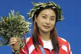 2006年，霍启刚和郭晶晶刚订婚被曝“偷吃”，郭晶晶直言：没关系图片