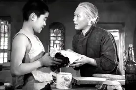 还记得《小兵张嘎》中的奶奶吗？一辈子演配角，老妇形象享誉影坛图片