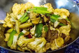 炒花菜，先焯水还是先过油？都不对，给你支一招，炒出来又香又脆图片