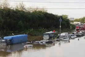 郑州暴雨过后，那些被淹没的车，最后何去何从？图片