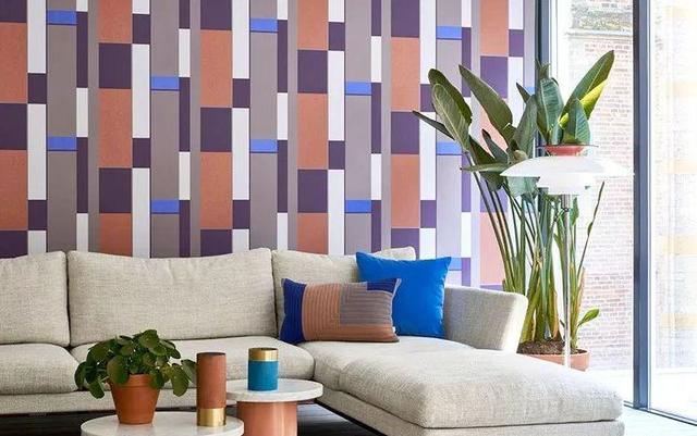 新年用几何图案的墙布给墙面带来动感吧,纵向条纹还有利于延展空间