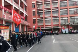 课间跑操再出悲剧，高三学生为何还要跑操，为了学业身体不要了？图片