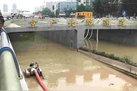 前车涉水停车致堵车，京广隧道结果令人深思，开车一定要果断图片