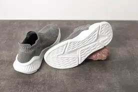 小米有品“椰子踩屎感”休闲鞋，既防水防污还透气，罗永浩爱惨了图片