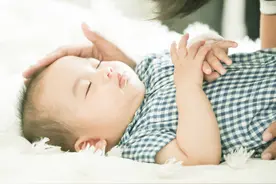 你家娃是和谁睡，就和谁亲吗？这个年龄段宝妈的确得陪在孩子身边图片
