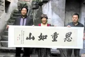 她花10元救小乞丐，20年后乞丐成富翁，拿着百万支票前来报恩图片