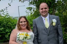 新娘婚礼当天多喝了几杯酒，结果不慎被裙子绊倒，脚部两处骨折图片