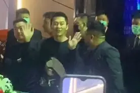 李晨三亚开酒吧，豪花百万请全场喝香槟，门口停满豪车像开车展图片