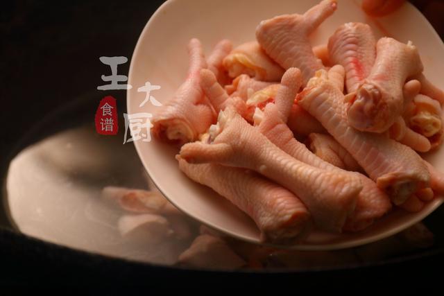 鸡爪可以这样做，豉汁蒸鸡爪，简单省事又好吃，用来下酒很不错