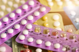 25岁女生吃避孕药导致肺栓塞，这几类人真不能随便吃图片