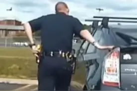 美国警察截停车辆 为何要用手先碰后行李箱？图片