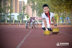 “无腿少年”上高中了！曾用双手登崂山，如今在轮椅上“站”军姿图片