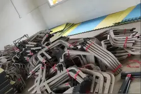 双减后，新东方捐出八万课桌椅，俞敏洪：在痛苦的世界，尽力而为图片