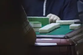 四川一女乡长挪用扶贫款赌博 月薪三千两三个小时输40万视频封面