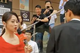 53岁翁虹商演，小腹微凸发福，被指本该抱孙子的年纪却还在打拼图片