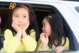 生娃年龄不同，区别有多大？双胞胎姐妹生娃相差10年，差距很大图片