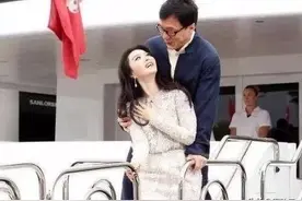 成龙范冰冰合影这样，他儿子和范冰冰合影这样，重点在最后一张图图片