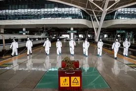 “重启”：武汉消防对火车站进行全面消杀图片