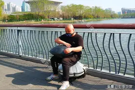 男子街头玩“冷门”乐器，外形酷似UFO，吸引市民“好奇”围观图片