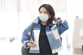 何洁终于时尚起来，穿蓝色短外套配黑色瘦腿裤，清爽时髦很显瘦图片