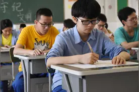 一篇高考作文多人看不懂，阅卷老师打39、55、55分，审查组：满分图片