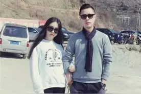 50岁老爸像女儿男朋友，看到他年轻时照片，网友：真让人羡慕图片