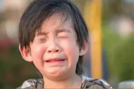 从小就爱哭的孩子，和从不喜欢哭的孩子，长大后的差距很明显图片