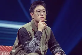 潘玮柏晒新照，这回终于不再穿紧身牛仔，工装造型显谦逊低调许多图片