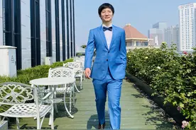 成人节，高中毕业，送儿子套私人定制西服图片