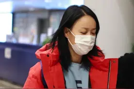 53岁那英曝近照，双眼无神眼袋重，红棉袄配老布鞋显寒酸图片