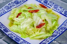 难怪饭店的手撕包菜那么好吃，大厨教你正确做法，酸辣爽脆又开胃图片
