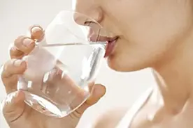 睡觉之前喝水好吗？喝多少水才算是合适，不妨来看一看图片