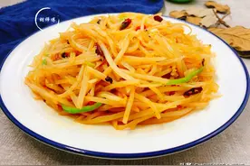 炒土豆丝时，第一步万不可用水冲！大厨教您一招，土豆更脆更入味图片