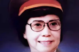 为什么女少将廖文海的技术职称只是副主任军医？真实原因让人感动图片