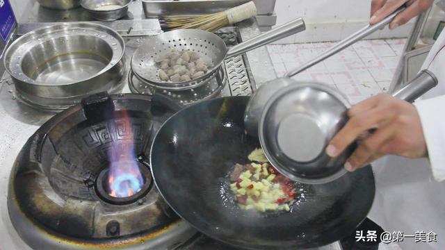 厨师长教你土豆烧牛肉的正宗做法，牛肉软烂有窍门，地道家常硬菜