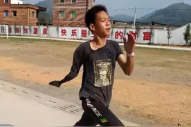 独臂篮球少年：以追梦跨过命运窄门图片