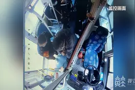 拄拐老人下车遇困难 公交司机暖心“抱抱”护平安图片