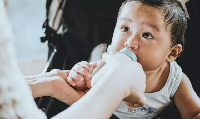 头大不是宝，假冒伪劣奶粉再害人，喂养孩子需细心