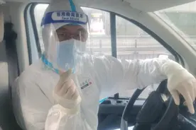 七尺男儿没忍住尿了裤子，背后的故事让人泪目！致敬郑州这群战“疫”一线的“生命摆渡人”图片