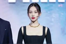 王子文沙漏腰绝了，一袭经典黑色裹身长裙，塑造精致“花瓶”气质图片