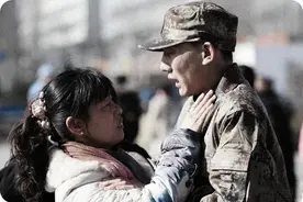 “当兵时和妈妈的合照”发布，第一张就看哭了！图片
