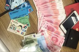 心大！女子过安检直接走人，警务人员找到她才知包忘了！里面还装着现金手机等图片