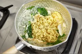 菏泽网红夜宵方便面，一天卖出十几箱，却被客人吐槽吃一次就够了图片