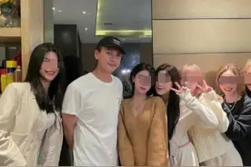 黄宗泽与6位美女网红聚餐，贴身位置太尴尬，表情不自然耐人寻味图片