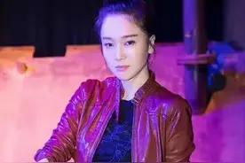 43岁左小青低调复出 穿咖色机车服走轻熟风 和梅婷同框无压力图片