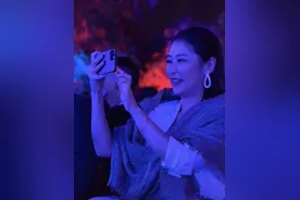 48岁梁静胖出双下巴显富态，甜蜜偷拍老公管虎，对方却一脸不耐图片