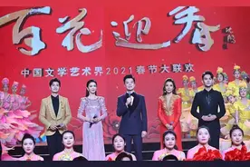 佟丽娅再次进军主持界！穿紫裙亮相百花晚会，身材窈窕美过朱迅图片