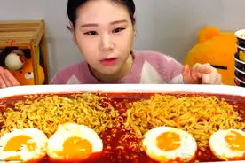 大胃王吃30斤“火鸡面”，筷子一夹有猫腻，网友：我能吃50斤图片