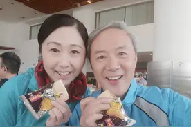 65岁陈荣峻自曝遭TVB降薪，月薪仅三百，为照顾妻子放弃外闯图片