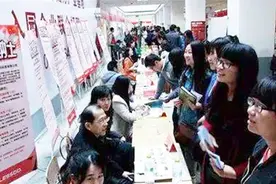 毕业生应聘前台要求月薪2万 自称：我是名牌大学的视频封面